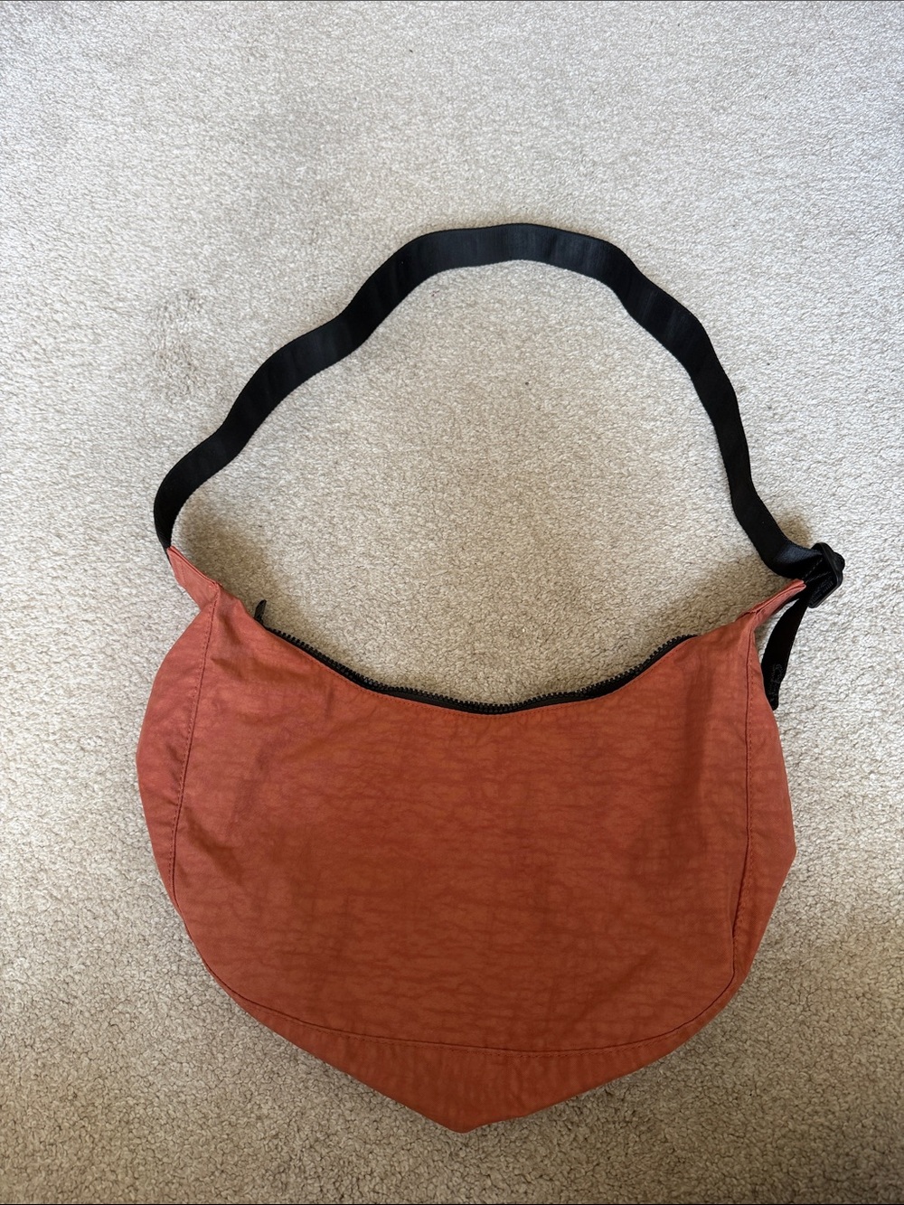 BAGGU RHUBARB NYLON CRESCENT - Picture 2 of 4